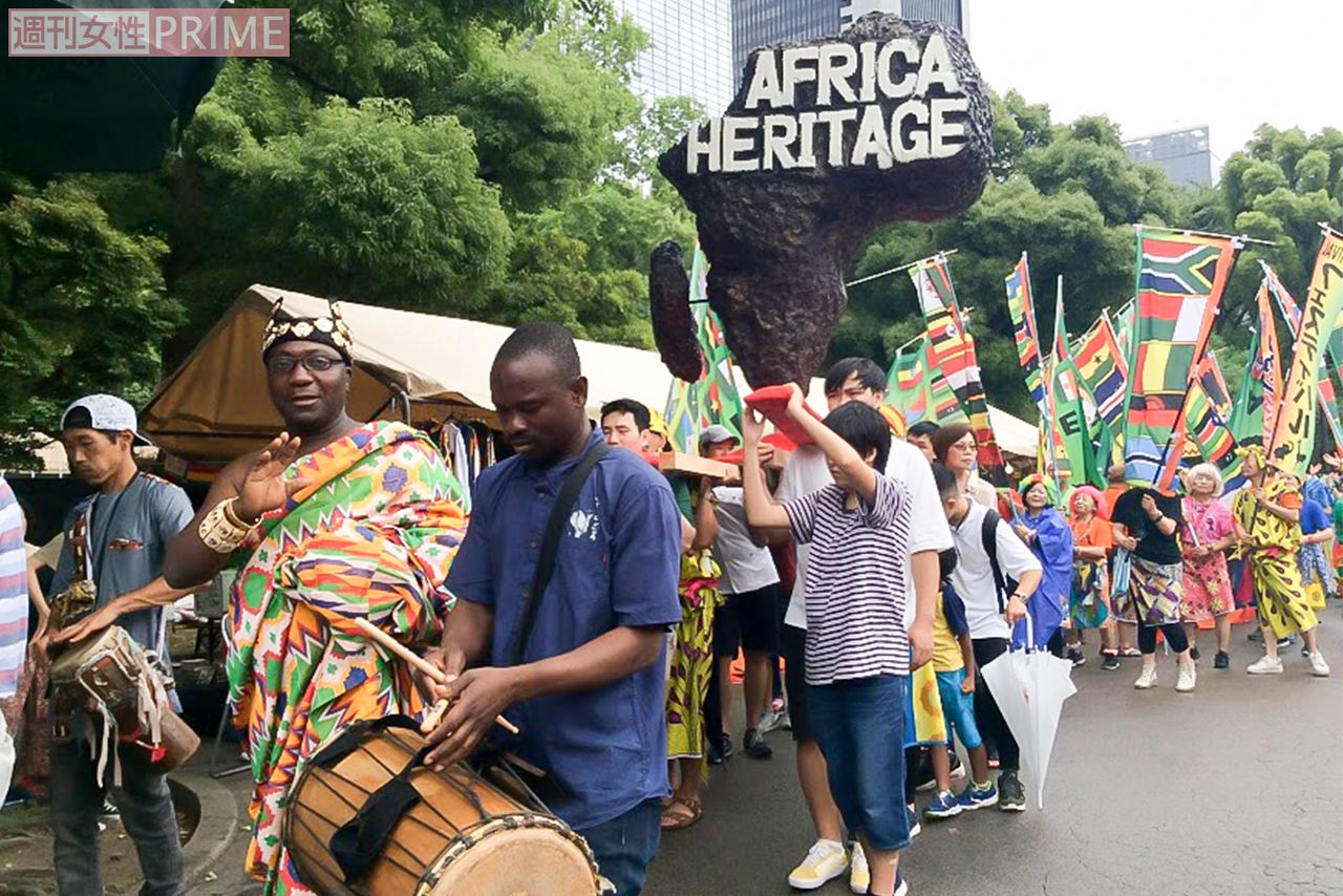今年6月、日比谷公園で開催したアフリカンパレードで民族衣装に身を包むトニーさん。文化を伝えるイベントは積極的に行う