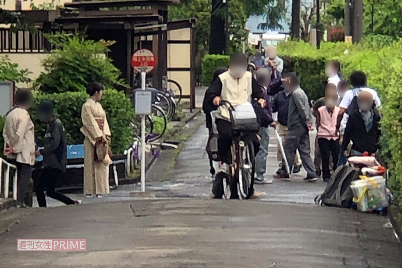 滝山団地でバス停の横に佇む着物姿の寺島しのぶは遠くから見てもわかるほどの存在感を放った