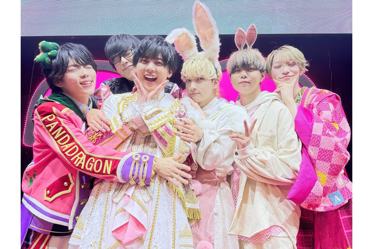 なぎ（左から3番目）の20歳を祝った『パンダドラゴン』（公式Xより）