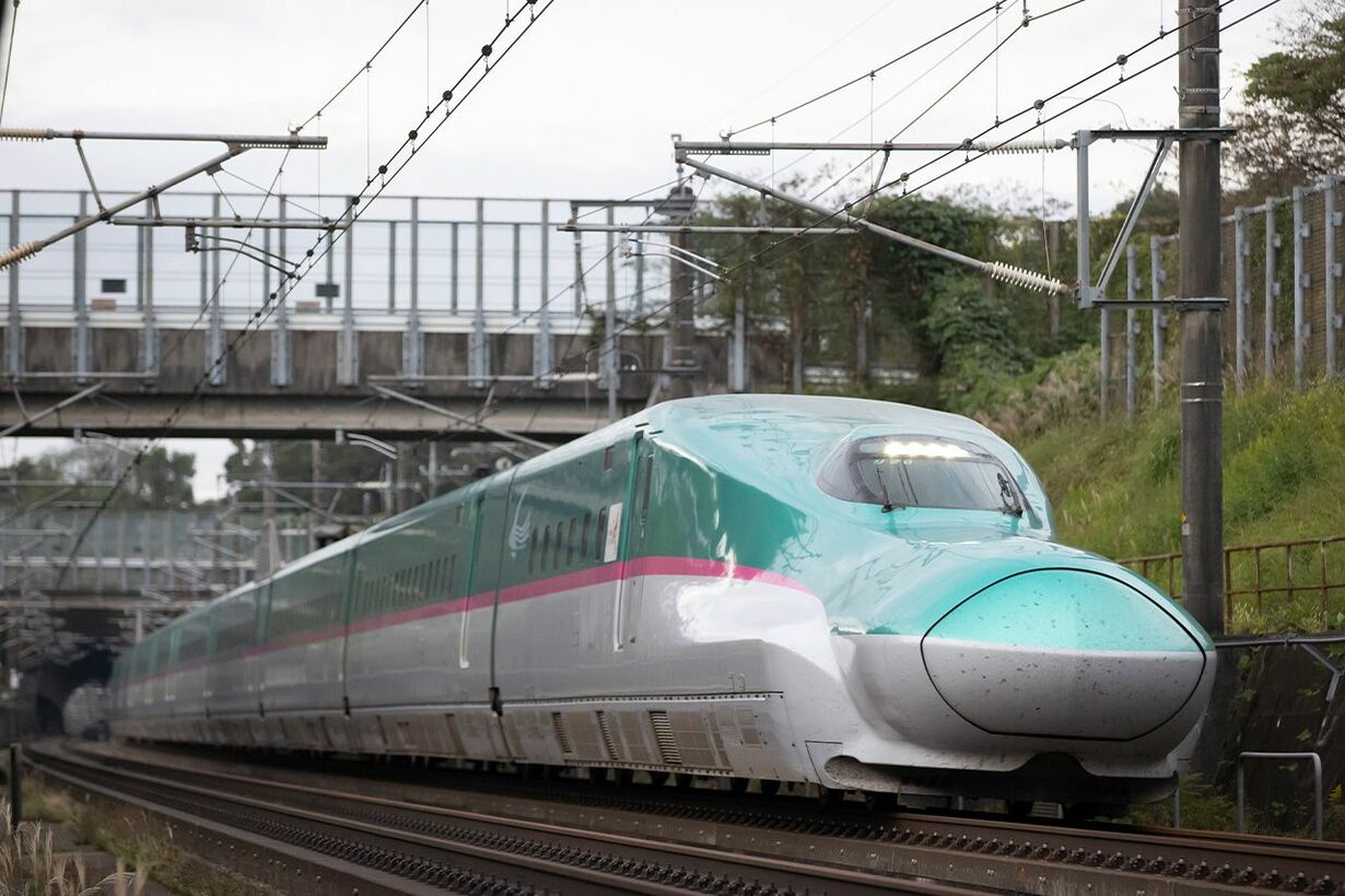 新幹線はやぶさで「持ち込み椅子」の“ライフハック自慢”に批判殺到…JR東日本が語るデッキ・通路のルールと「安全確保」