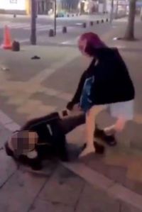 ホームレス暴行で逮捕された15歳少年が自身のSNSで拡散した動画。6月中旬からSNS上では話題になり、警察に通報などが相次いでいたという（画像の一部を加工）