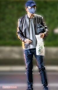 2021年11月、直撃取材を受ける神田正輝。多くは語らずタクシーに