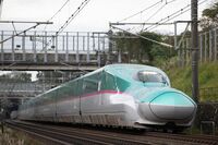 新幹線はやぶさで「持ち込み椅子」の“ライフハック自慢”に批判殺到…JR東日本が語るデッキ・通路のルールと「安全確保」