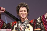 菅田将暉、2016年の“神ってる”記者会見＆授賞式を秘蔵写真でプレイバック