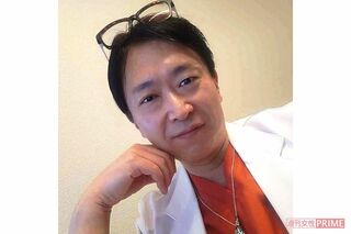 恋人からプレゼントされたというネックレスをぶら下げて自慢げな表情の伊沢純容疑者（東京クリニックの院長ブログより）