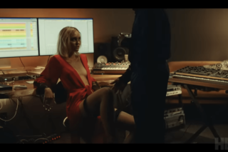 第1話では開始5分で乳首が露わに（YouTubeより）