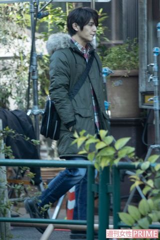 多忙を極める中、リラックスして撮影に臨む山田涼介