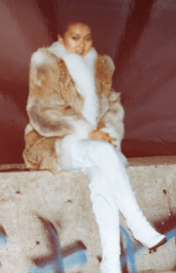 20歳ごろのシンシア。トニーがドライブデートの際に撮った写真。ファーに白のパンツやブーツという格好が懐かしく時代を物語る