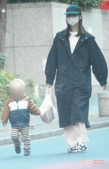 2020年10月、息子と散歩する佐々木希