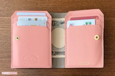 必要最小限のものしか“入らない”ミニ財布がお気に入り。持ち歩きも便利
