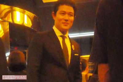 『西郷どん』打ち上げに豪華メンバーが集結！ “中指立てハプニング”も