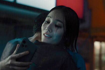 不評となっている“抱き合いながらポチり”のAmazonのCM（AmazonJapan公式YouTubeより）