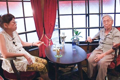 喫茶店やバーでくつろぐ2人の姿は北浜でも有名に