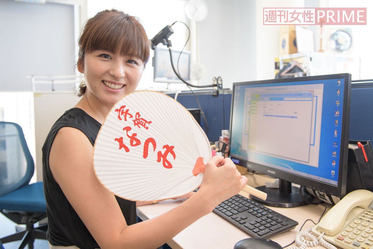 【10】本番後はスタッフと出演者で反省会＆翌日の打ち合わせ。デスクワークも仕事のひとつ。机に飾ってあったこのうちわは、ロケ先で作ってもらった思い出の品だそう　撮影／渡邊智裕