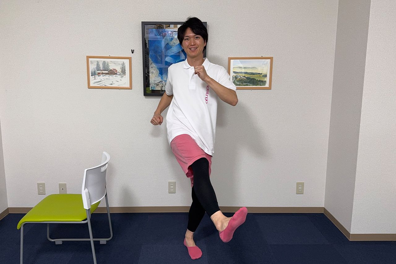 （5）足踏みキック［30秒］前もも（大腿四頭筋）が鍛えられる