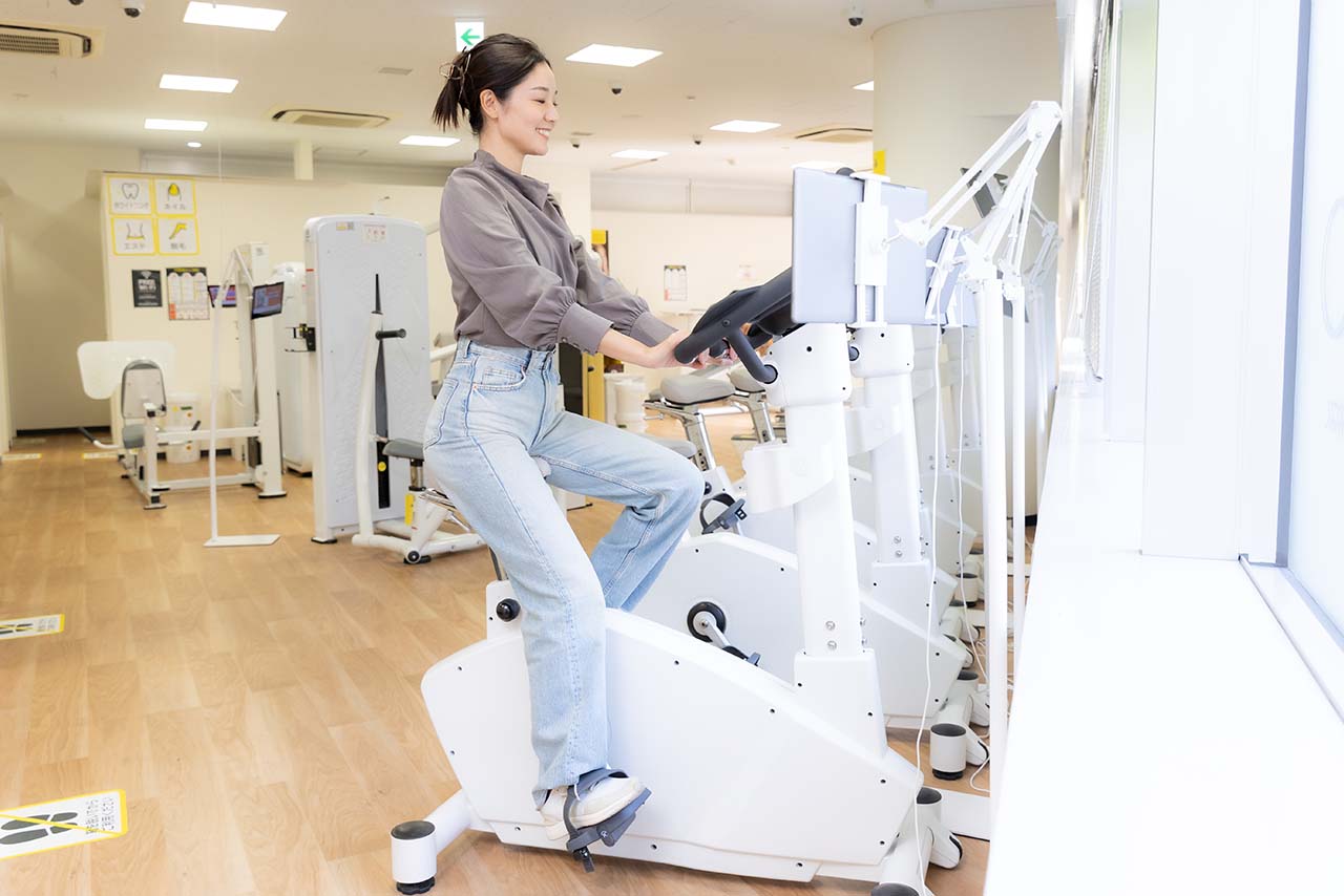 バイクでトレーニングする千春さん。ペダルはつま先で押さず、お尻の力を使って漕ぐ