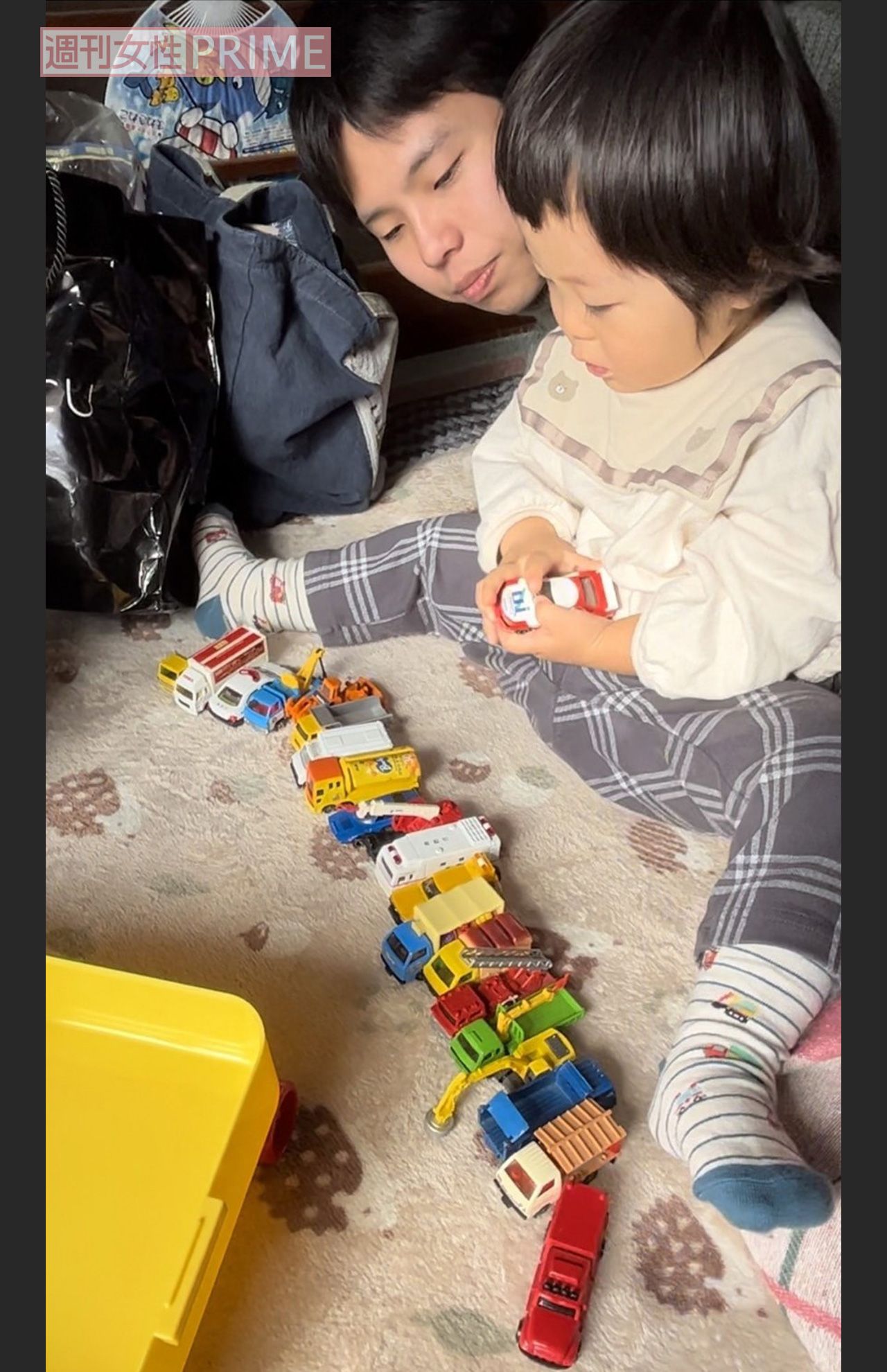 塚越湊斗くん（右）と遊ぶ寛人さん（遺族提供）