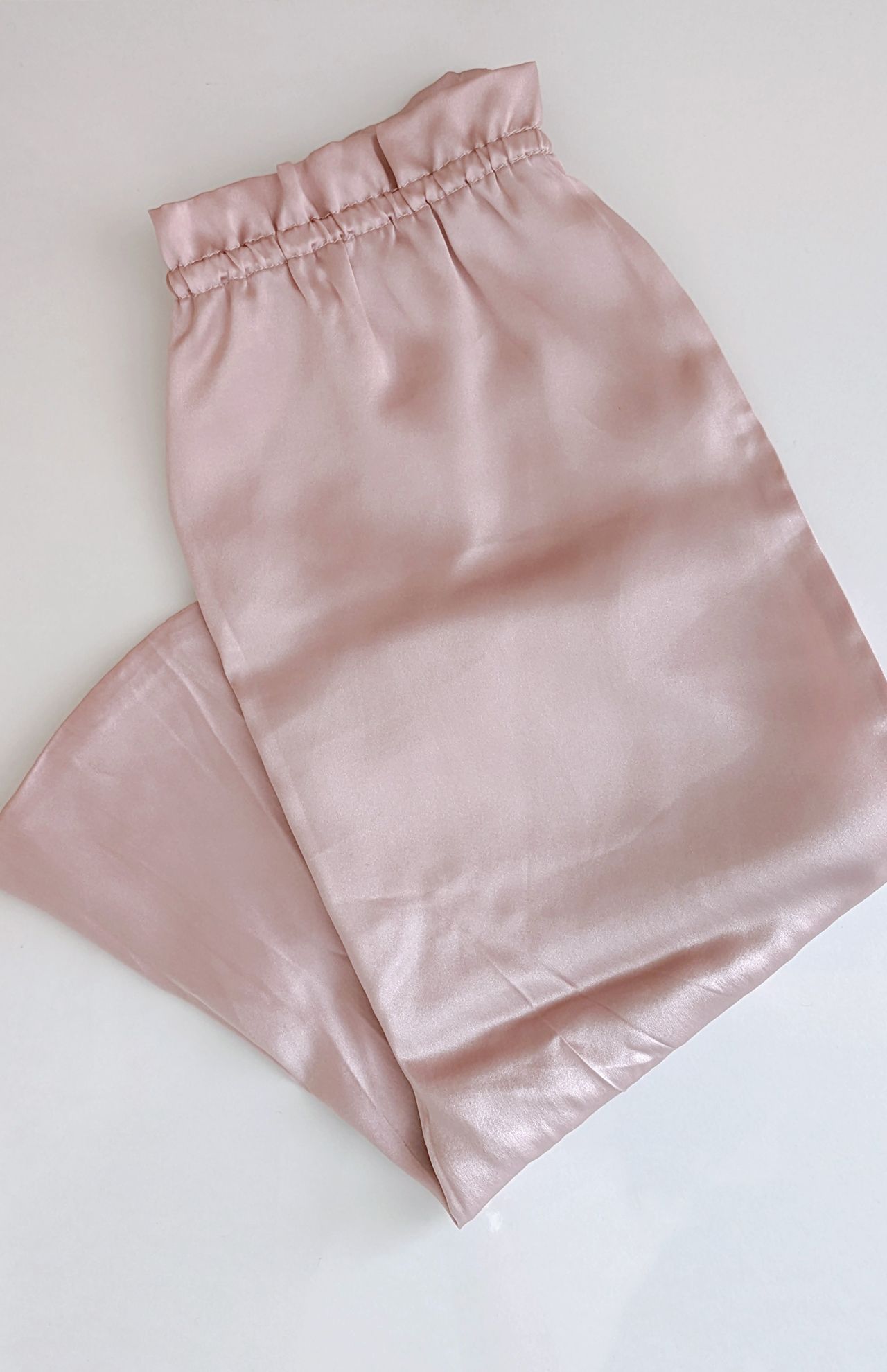 寝ているときの摩擦でキューティクルが傷むと聞き、ヘアキャップを愛用。「朝、起きたときの髪のまとまり感が違うので、もう手放せません！」