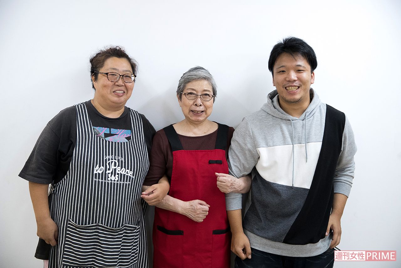 小針親子と。「まさかこの親子とこんなふうに笑って写真を撮れる日がくるなんて」と中澤さん　撮影／伊藤和幸