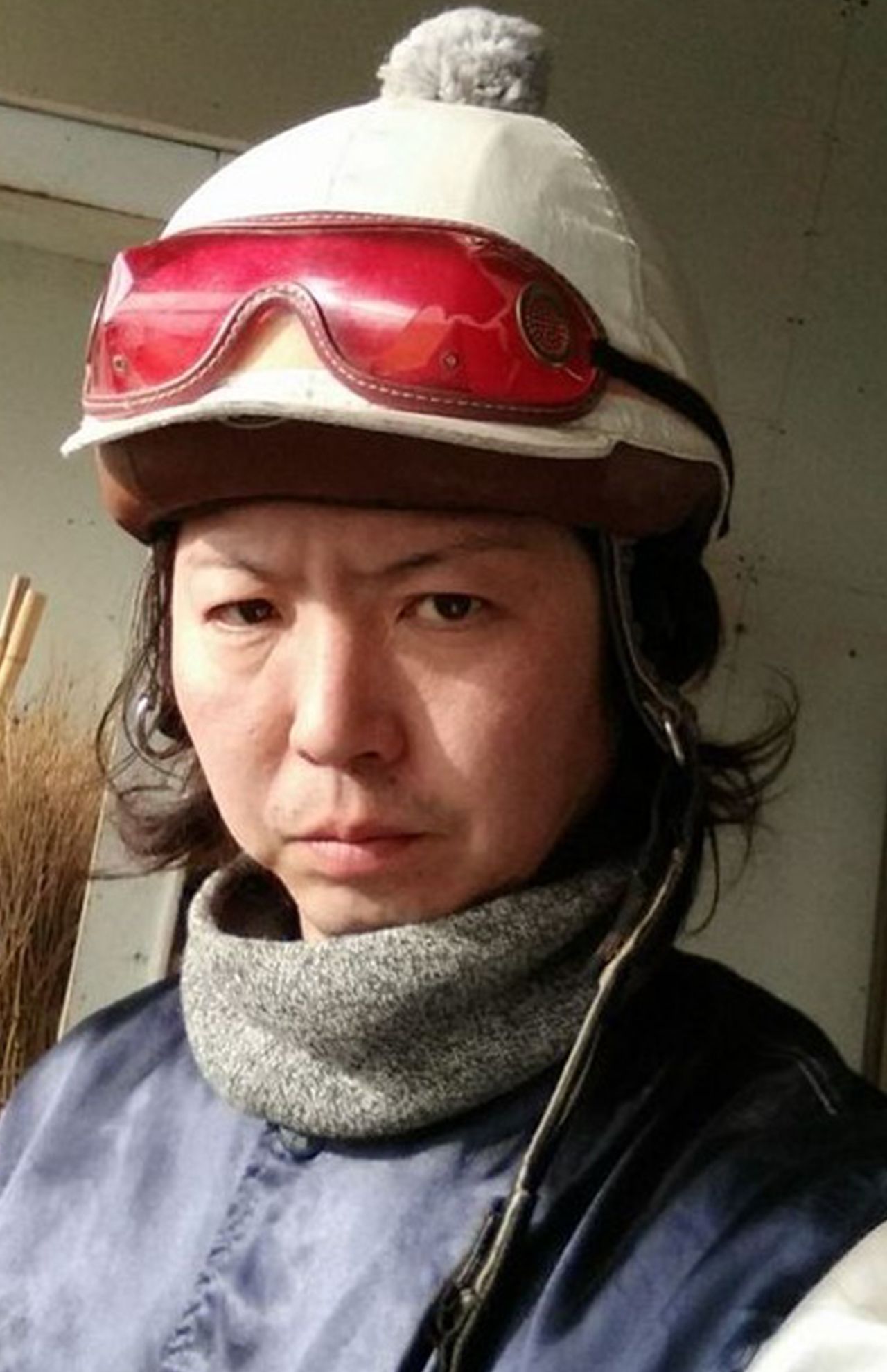 ジョッキースタイルの関谷さん。走る馬に育てる乗馬技術は抜きん出ていた（写真は関谷さんのフェイスブックより）