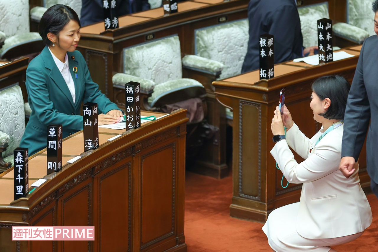議場で禁止されている写真撮影をする福田かおる氏（左）と向山淳氏