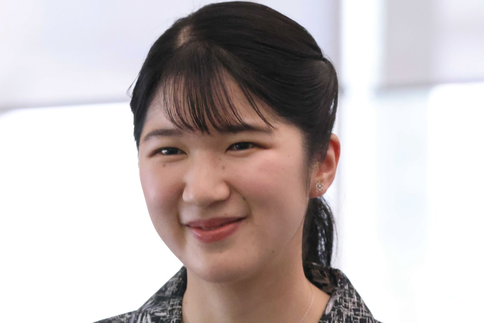 沖縄の伝統服『かりゆしウェア』のワンピースに身を包まれた愛子さま（6月5日）