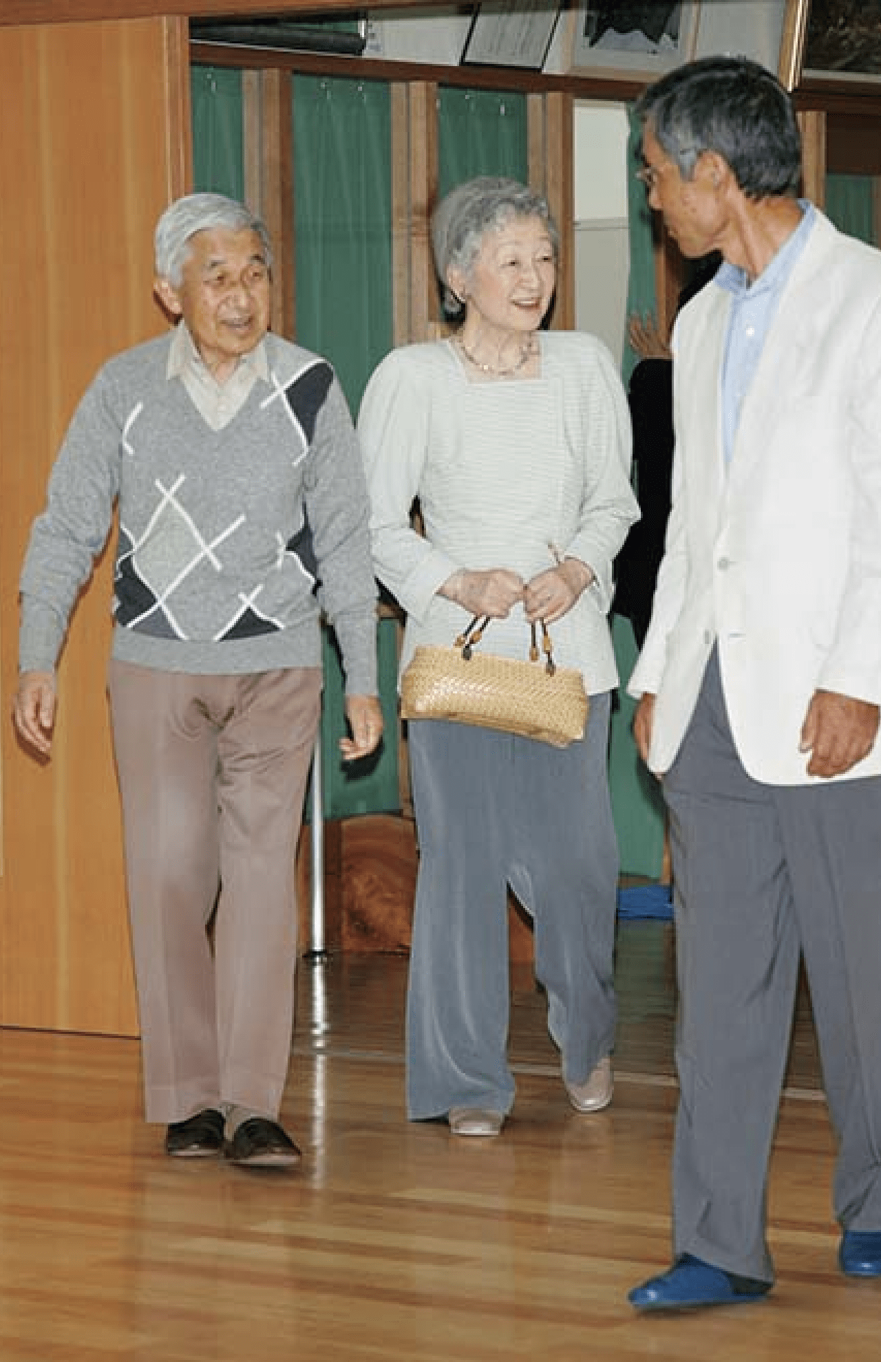 2000年代、'08年8月、長野県および群馬県をご訪問。「動きのある柄で、明るいイメージに」（撮影/JMPA）