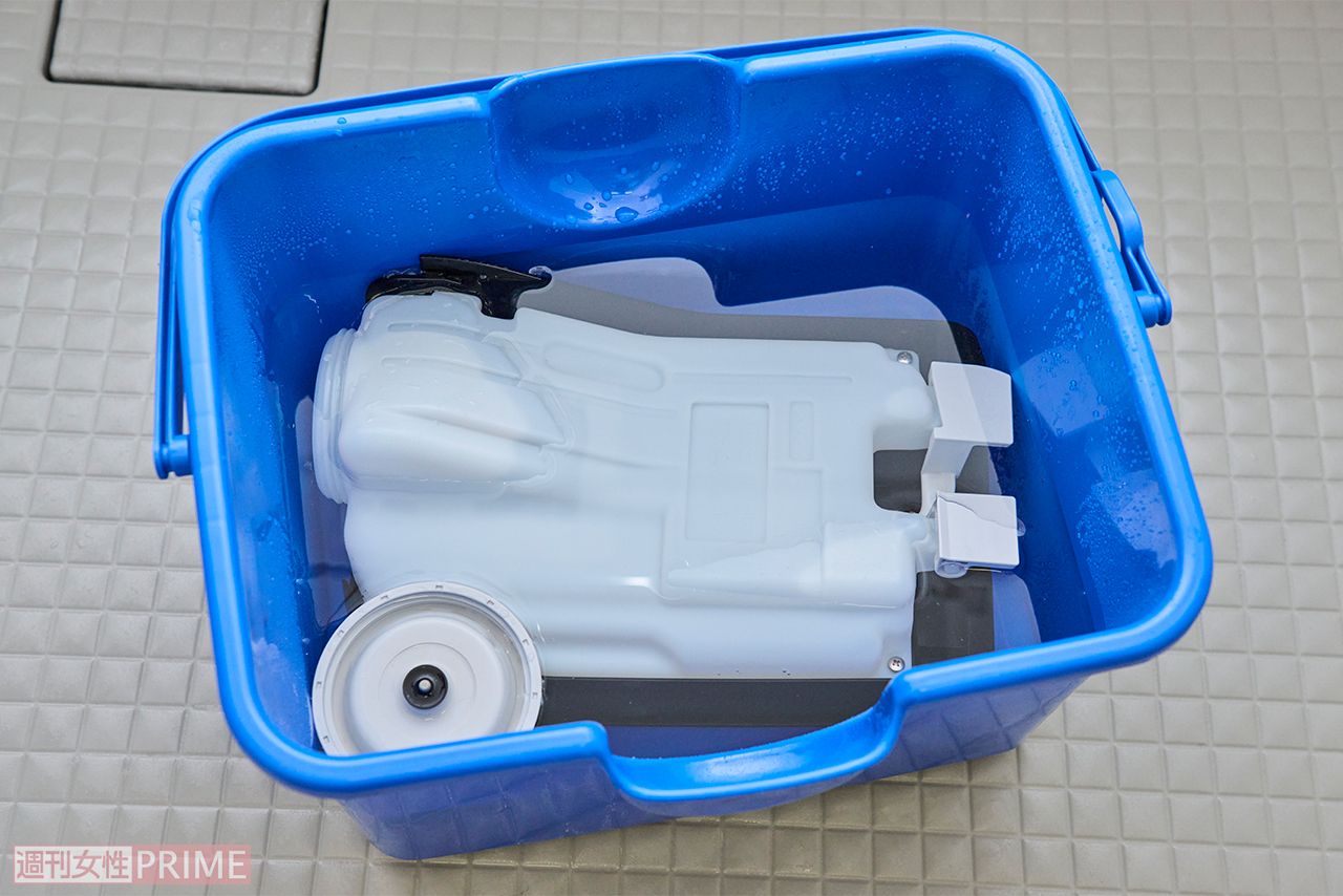 タンクは、大きめのバケツや浴槽にお湯をため、1Lあたり大さじ2〜3の重曹を溶かして漬けおき　撮影／山田智絵