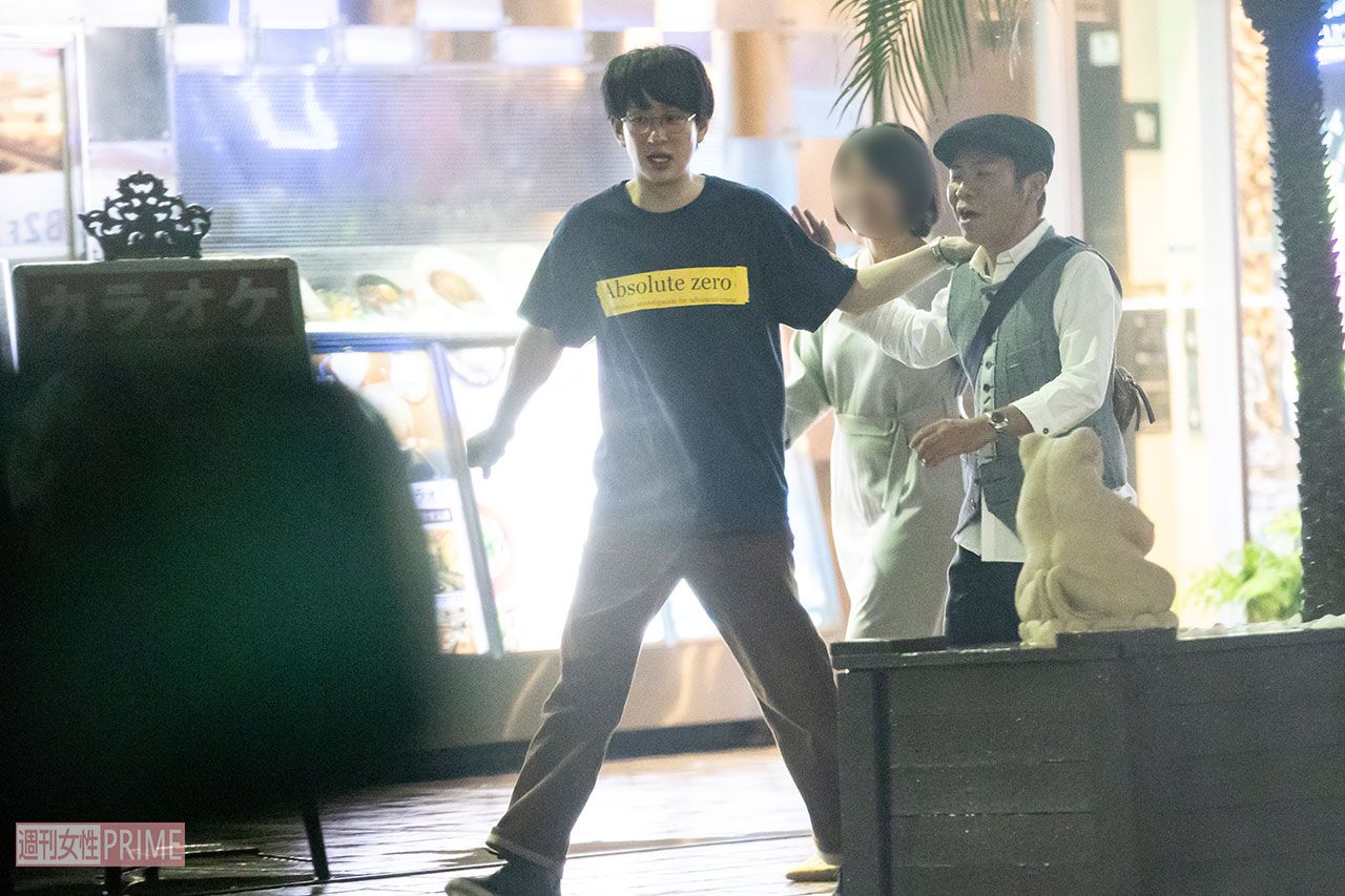 マギー（俳優）と肩を組む横山