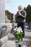妻・美和子さんが眠るお墓に手を合わせる佐々木一義さん(撮影/廣瀬靖士)
