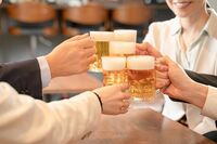 コロナを言い訳にできずに困ったこと1位「職場の同僚や友人との飲み会」（写真はイメージです）