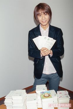 '02年1月、編集部を来訪。ファースト写真集『kiyoshing』の読者ハガキの山に「本当に愛されているんだなぁと実感できます。私もみなさんのこと、愛していますから」　撮影／廣瀬靖士、週刊女性写真班