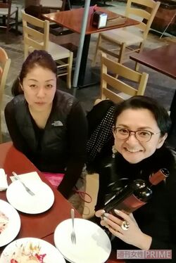 亞聖さんの隣がスタイリストの山中さん。『波瀾万丈』以来の付き合いになる