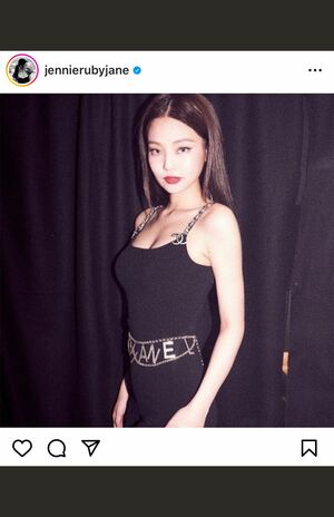 露出は抑えめだが、鍛えられた体のラインが分かるBLACKPINK・ジェニー（本人インスタグラムより）