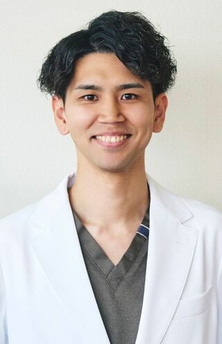 鍼灸師。クボ鍼灸院代表。30歳で東洋医学専門の鍼灸院を開業。SNS総フォロワー16万人、雑誌やメディアなど多数出演。