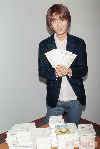 '02年1月、編集部を来訪。ファースト写真集『kiyoshing』の読者ハガキの山に「本当に愛されているんだなぁと実感できます。私もみなさんのこと、愛していますから」　撮影／廣瀬靖士、本誌写真班