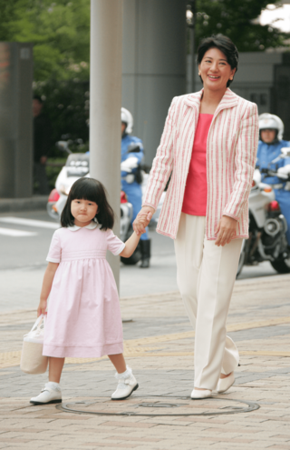 2005年、8月、ご静養のため新幹線で長野県に。同色系でまとめた“母娘コーデ”が話題になった（撮影／JMPA）