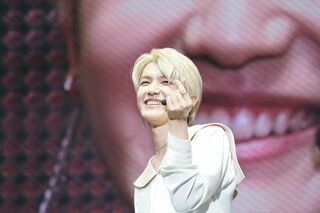 愛らしい童顔であることから、最近はマンネライン（韓国語で末っ子チームの意味）に入れられ気味の高塚大夢。愛きょうリレーで「大好き♪」と指ハート （C）LAPONE ENTERTAINMENT