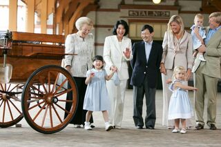 約2週間オランダに滞在されたご一家。初海外の愛子さまは王室馬車庫でアマリア王女と親睦を深められた　写真／JMPA、『週刊女性』写真班