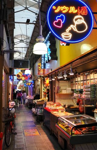 出身地・大阪に戻ると焼き肉や韓国風まぐろ丼を食べに行くのが鶴橋。コリアンタウンとしても有名で異国情緒が楽しめる