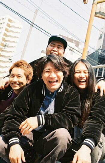 シドニー石井が所属する、ユーチューバーグループ、「僕らの別荘」が動画の空気感を再現した、初の著書を6月18日に刊行。僕らの別荘著『人生楽しいがすべてと言っても過言ではないな』（KADOKAWA）撮影：是永日和