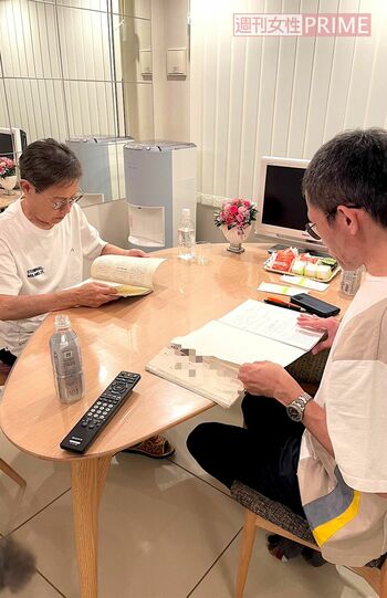 先生に教えてもらって、歴史の勉強タイム!　真剣に取り組む加トちゃんです