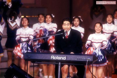 ’91年のNHK紅白歌合戦で『どんなときも。』を熱唱。この曲は翌年春の選抜高校野球入場行進曲にも選ばれた