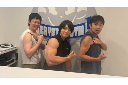 左から、菅田将暉、青木マッチョ、仲野太賀。3人で上腕二頭筋を披露した（青木マッチョのXより）