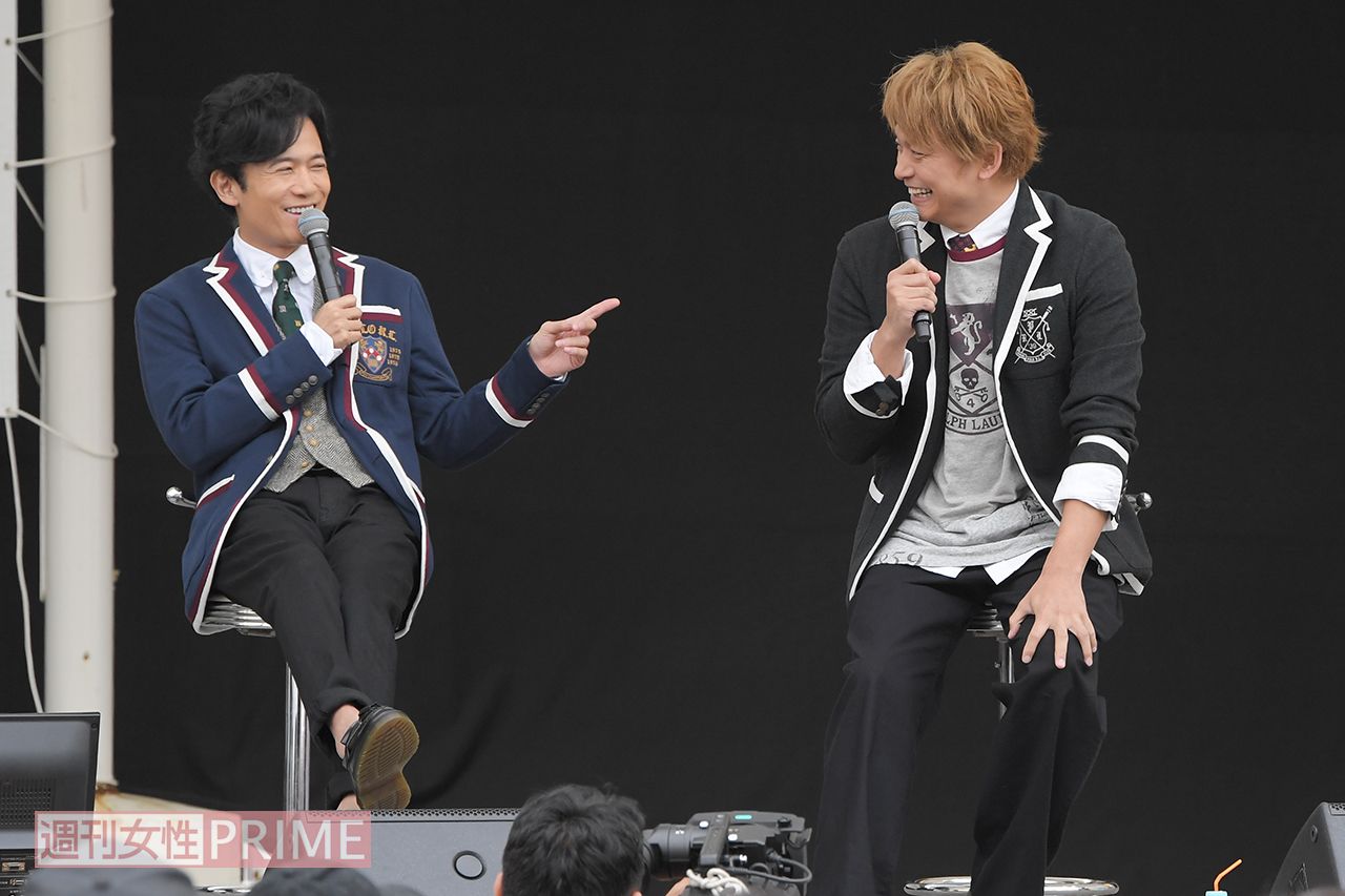 パリで行われた香取の個展には、稲垣も草なぎも見に行ったとか。『新しい地図』発足から1年を「まさかパリで乾杯して迎えるだなんて思いもしなかった（笑）」（香取）　撮影／渡邊智裕