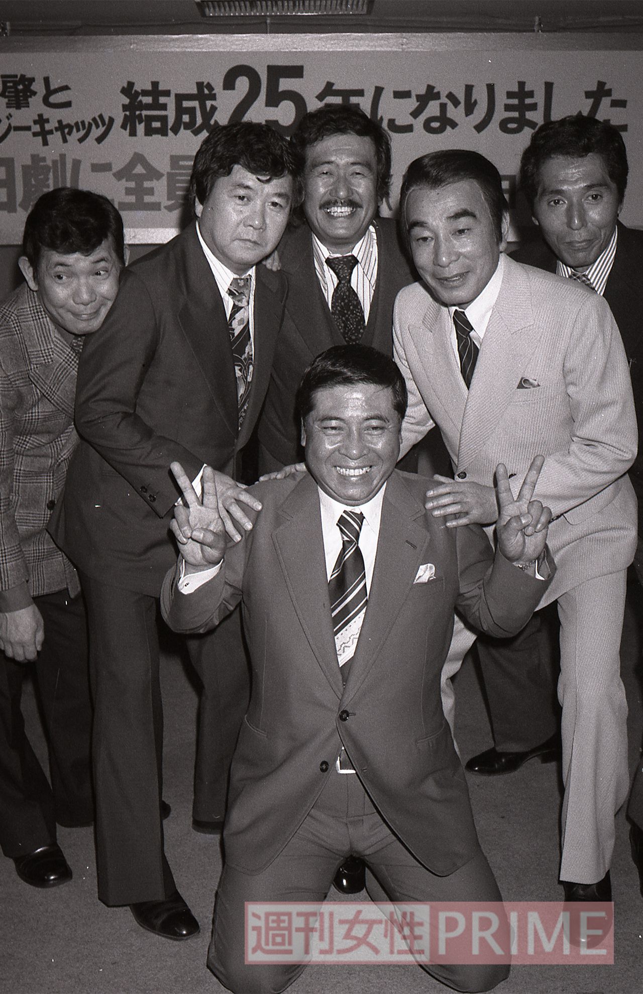 '79年のクレージーキャッツ。左から桜井センリさん、谷啓さん、安田伸さん、植木さん、犬塚弘、中央下はハナ肇さん