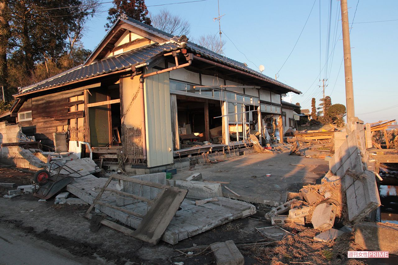 この家は津波の被害には遭ってないというが、めちゃめちゃに（2011年3月12日）