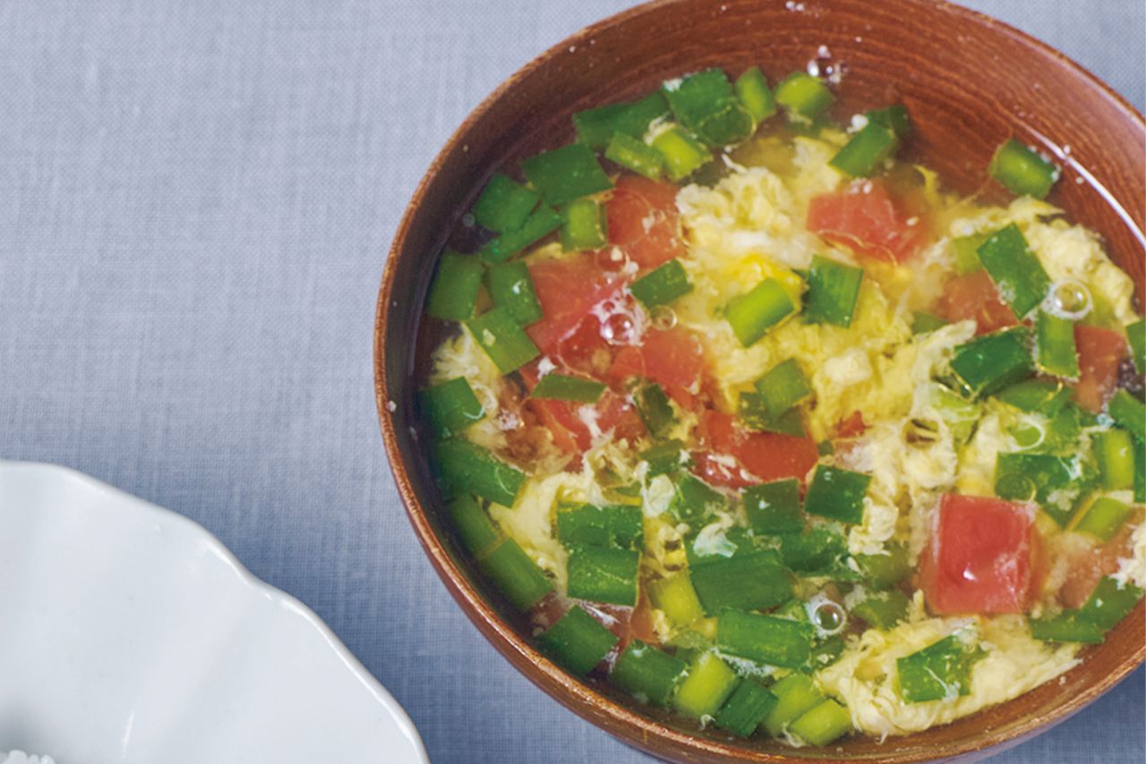 にらとトマトのかき玉みそ汁　撮影／中野博安