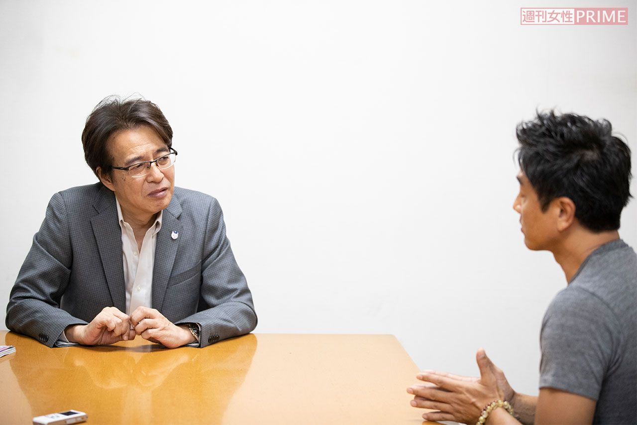 真剣な表情で原田龍二（右）の話を聞く山路徹（左）