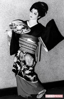 踊りに夢中だったダンサー時代。アクロバティックなダンスもお手のもの。浅草の新世界ではトップダンサーとして活躍し、舞台演出も手がけた